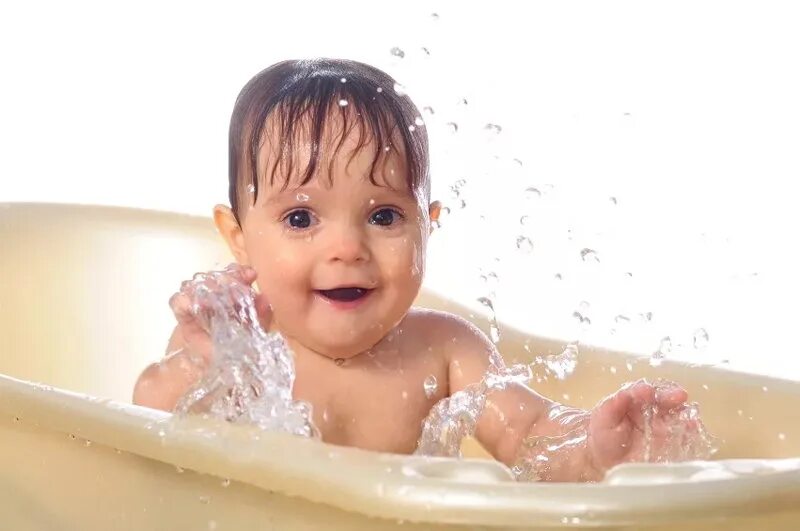 Можно ли купать при насморке. Малыш в ванной. Закаливание грудного ребенка. Плескаться в ванной. Малыш купается.
