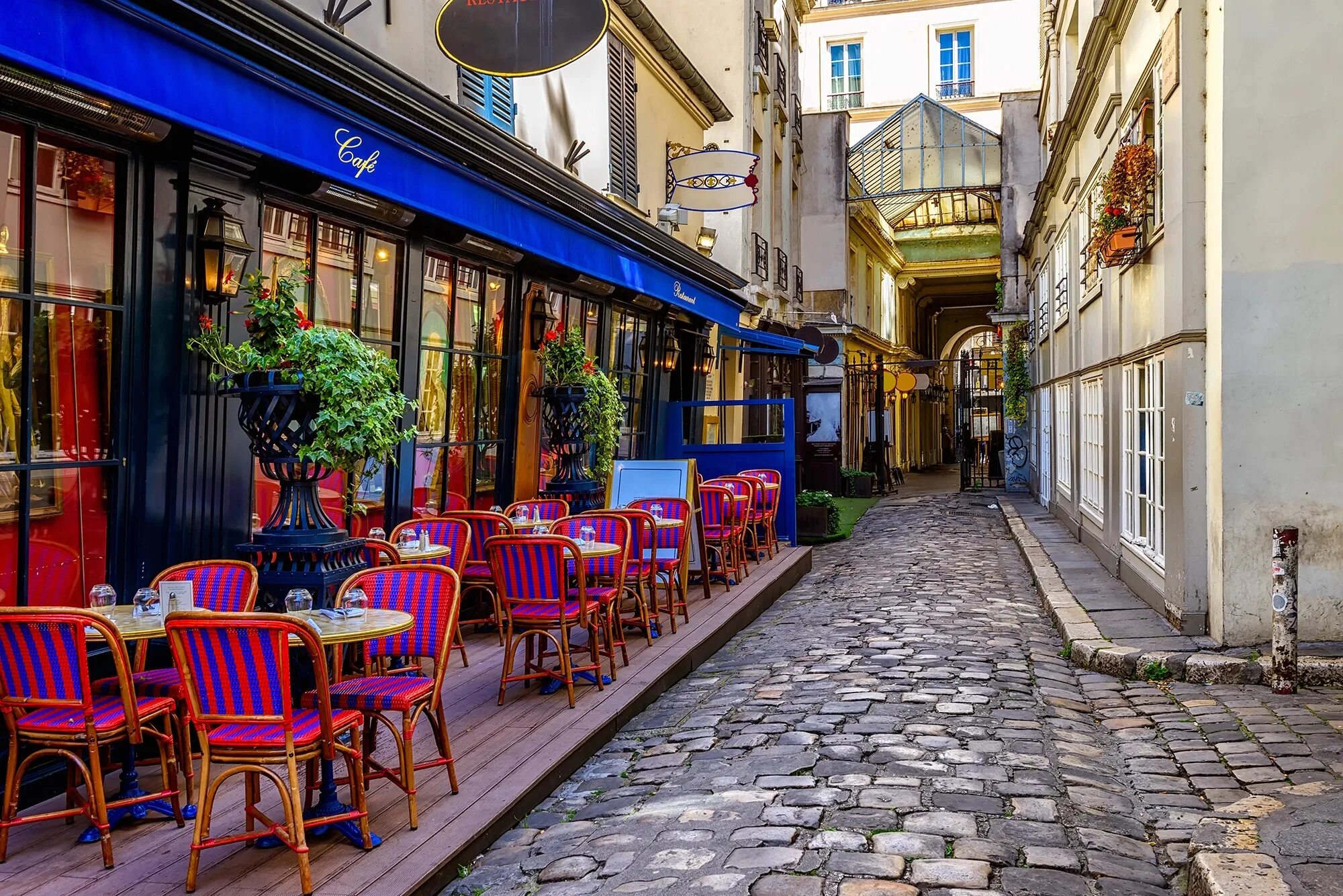 Француз улица. Улочки Франции кафе. Париж улица Верди. Париж улочки кафе. Уличное кафе в Париже.