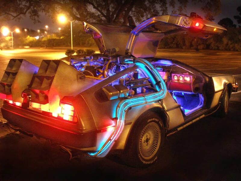 Движение во времени назад. ДЕЛОРЕАН машина времени. DELOREAN DMC-12 back to the Future. DELOREAN назад в будущее. Машинс Делориан.