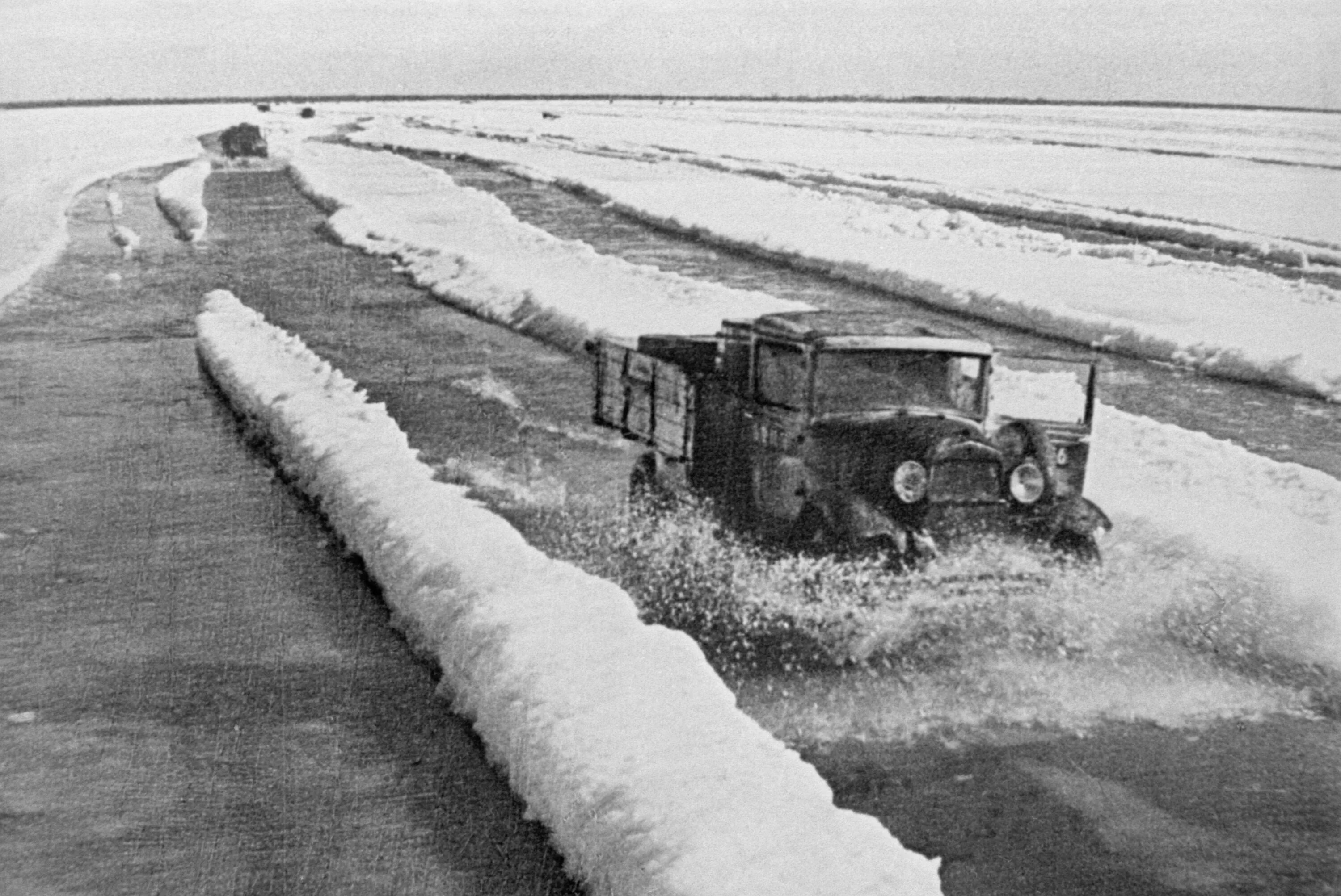 Долгие дороги жизни. Дорога жизни блокадного Ленинграда. Ленинград Ладога дорога жизни. Блокада Ленинграда Ладога дорога жизни. Блокада Ленинграда дорога жизни через Ладожское озеро.