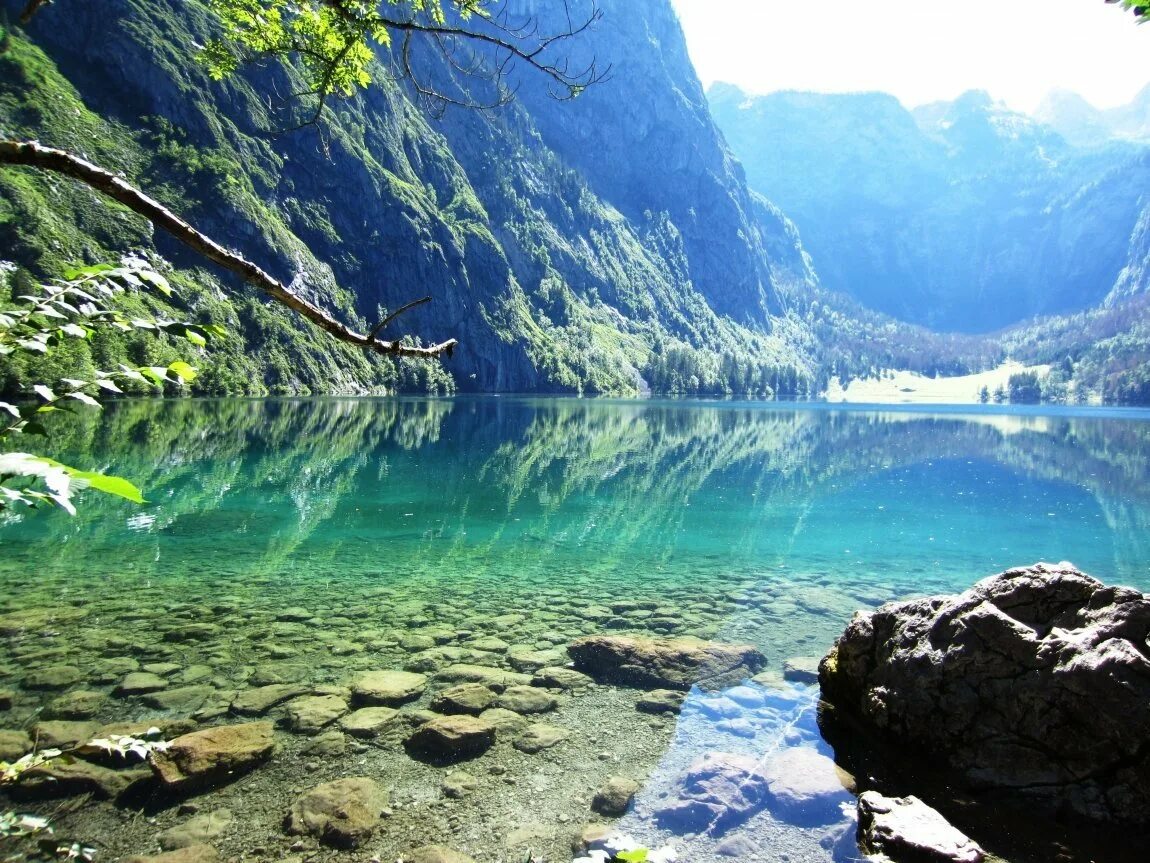 Кристально чистое озеро. Королевское озеро Кёнигзее. Кёнигзее озеро в Германии. Бавария озеро Кенигзее. Кёнигсзе - живописное горное озеро в Германии.