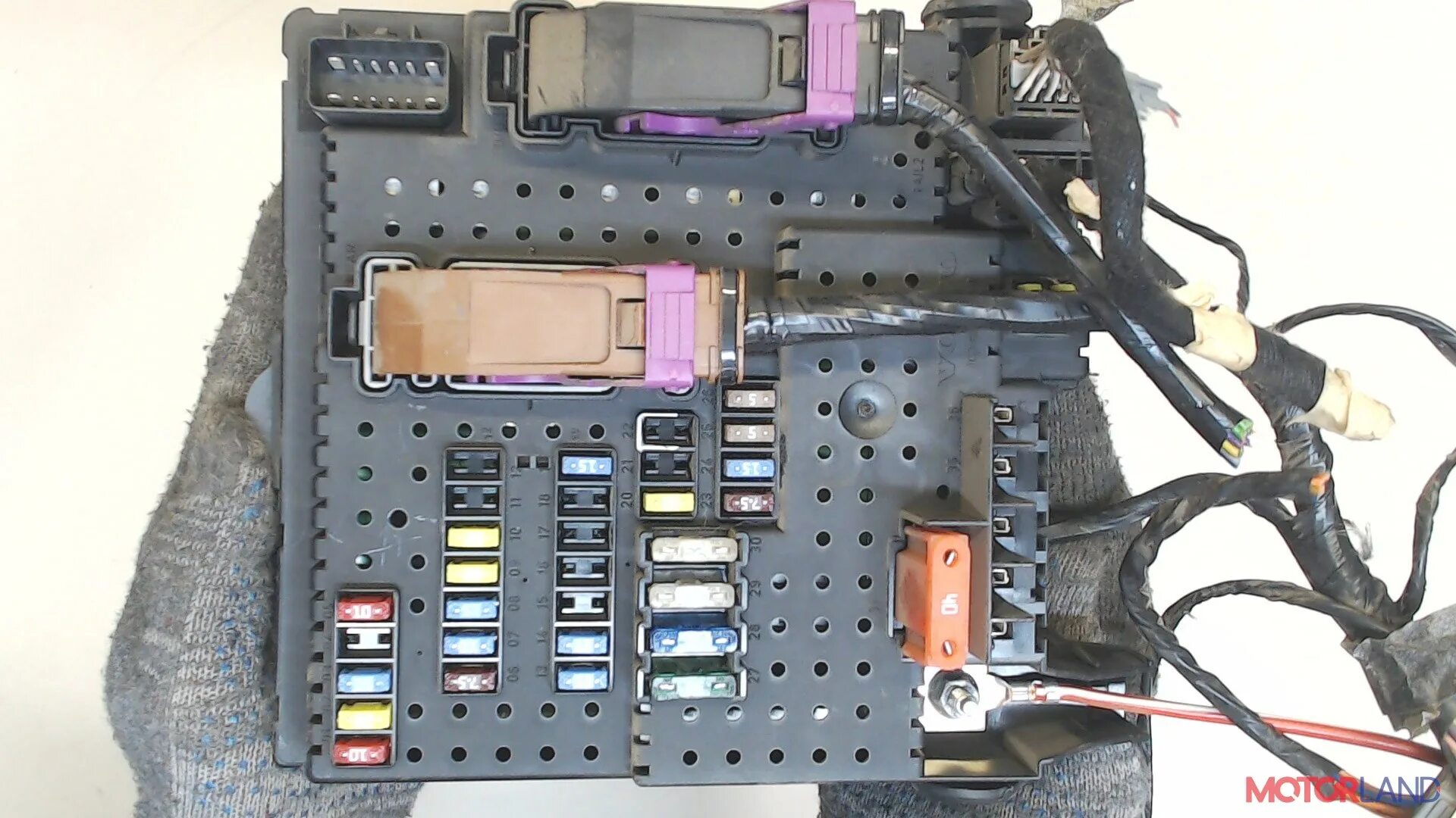 Блоки предохранителей хс90. Реле сигнала вольво xc90. Блоки предохранителей хс90. Подкапотный блок предохранителей вольво хс90. Блоки предохранителей хс90.