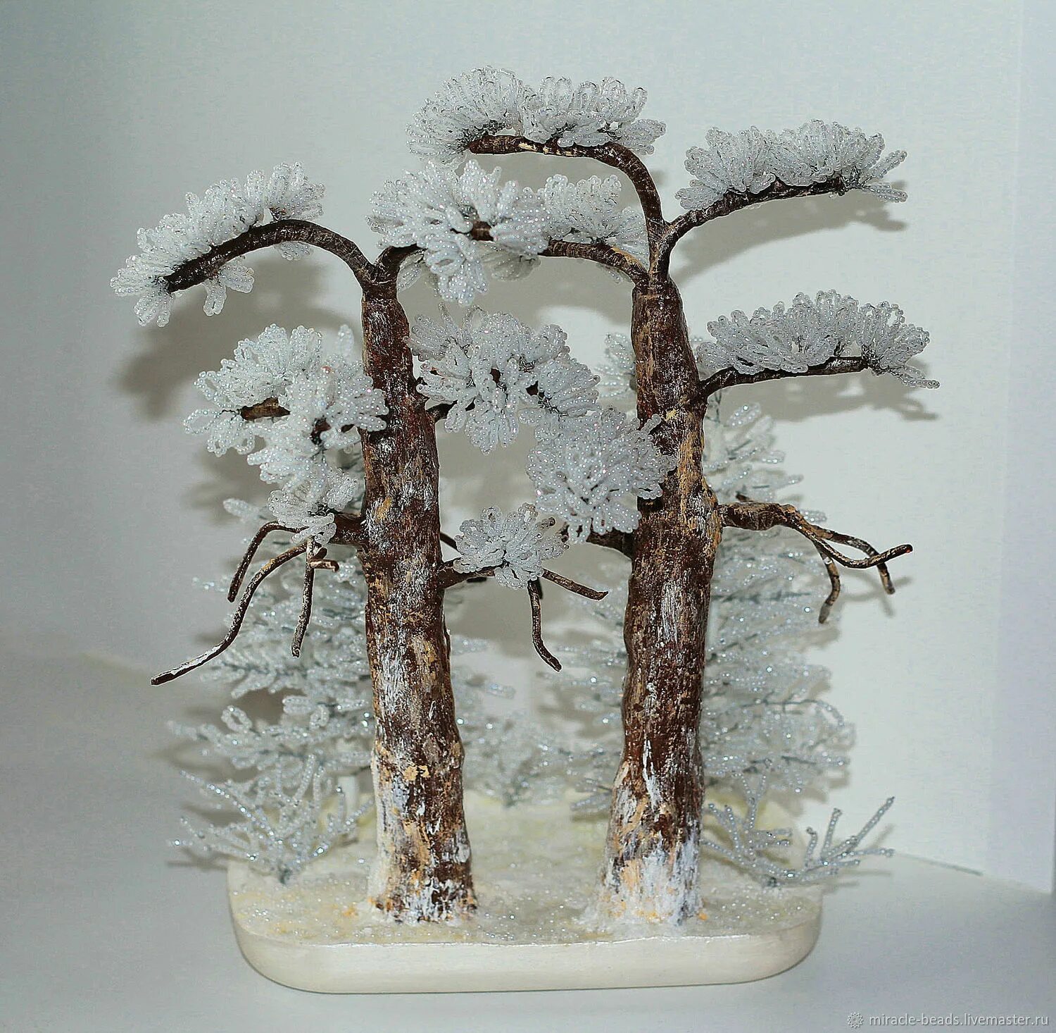 зимнее дерево из стекляруса. зимнее дерево бисером. объемное зимнее дерево. зимние поделки. зимняя аппликация.