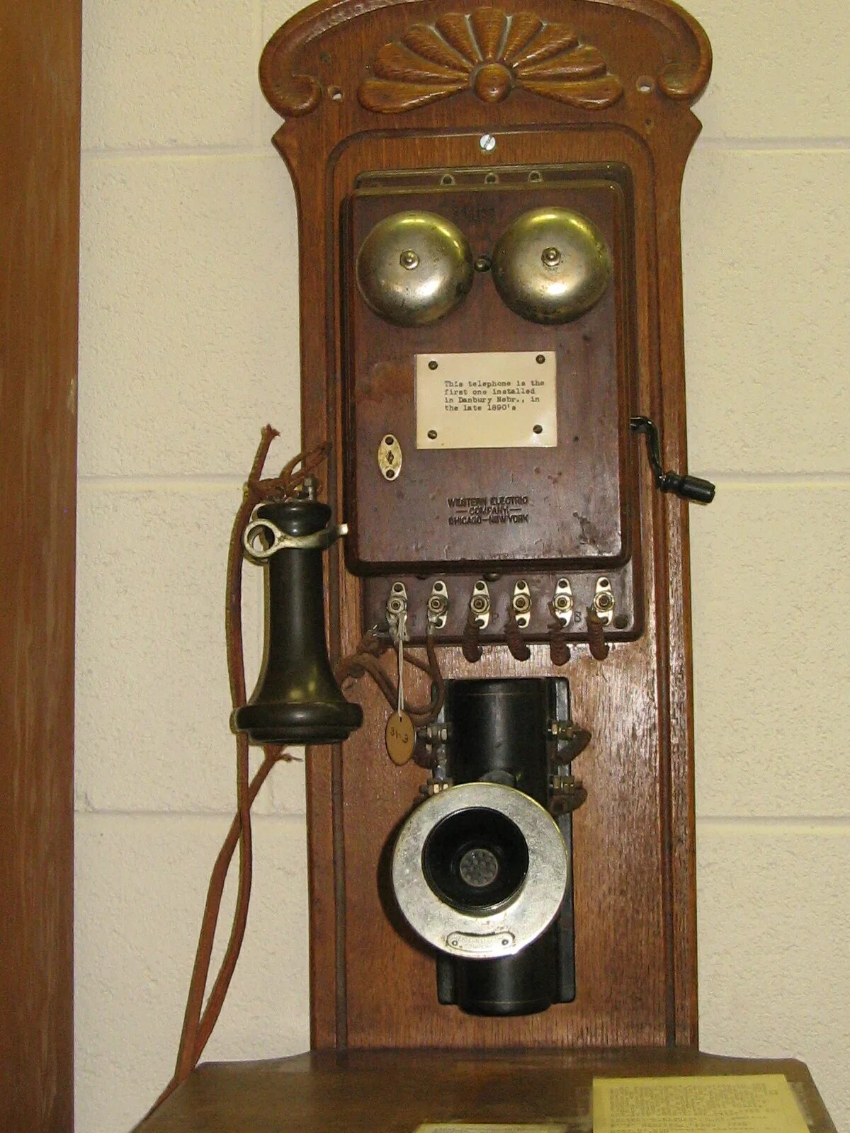В каком году был первый телефон. Первый телефонный аппарат. Первый телефон. Самый первый телефон.