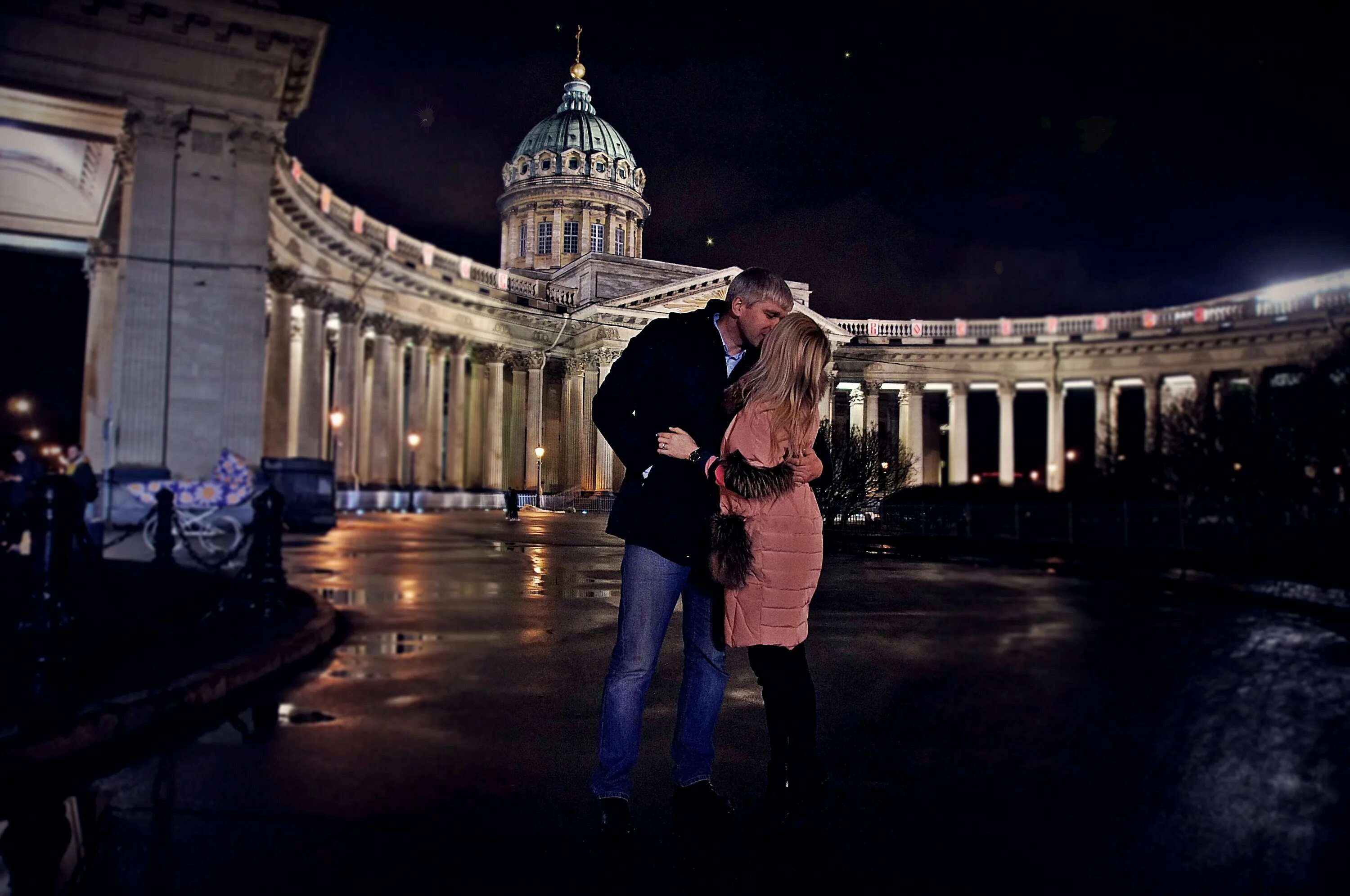 Влюбленные в Санкт-Петербурге. Люди на фоне Питера. Парочки в Петербурге. Ночные прогулки в питеик. Погуляем сегодня вечером