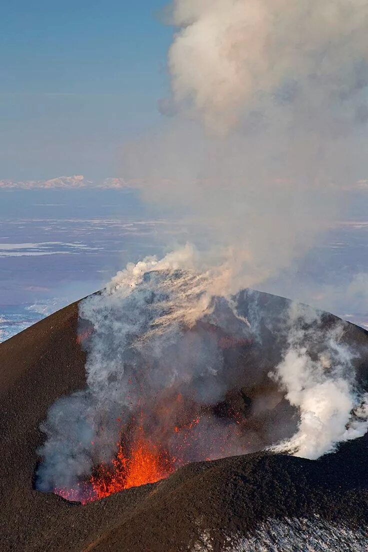 Вулкан ест. Карымская сопка извержение. Камчатка ключевская сопка извержение. Вулкан ест. Вулканы камчатки карымская сопка.