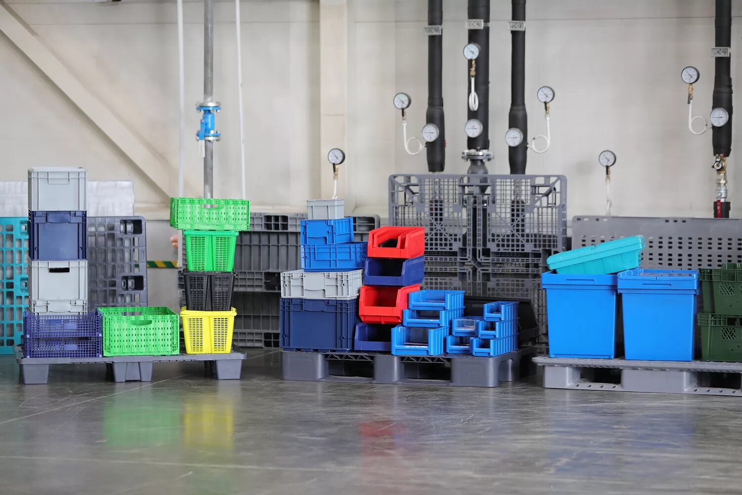 Цех пластмасс. Пластмасса ростов. Производитель пластиковых изделий. Литье крупногабаритных изделий из пластмасс. Производство пластиковых изделий.