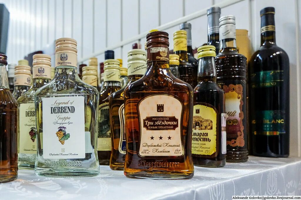 Дербентский коньячный комбинат дербент. Винный завод в дербенте. Дербент экскурсия на коньячный. Дербентский винный завод. Дербент коньячный завод экскурсия.