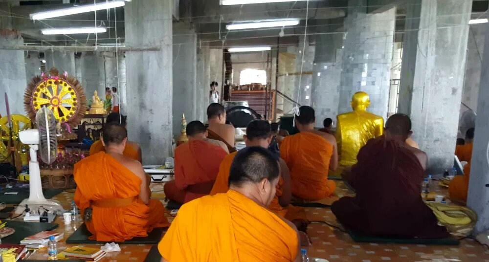 Пхукет будда как добраться. Монах в Биг Будде. Монахи Таиланд храм. Благословение монаха Биг Будда. Буддийский монах в храме Таиланда.