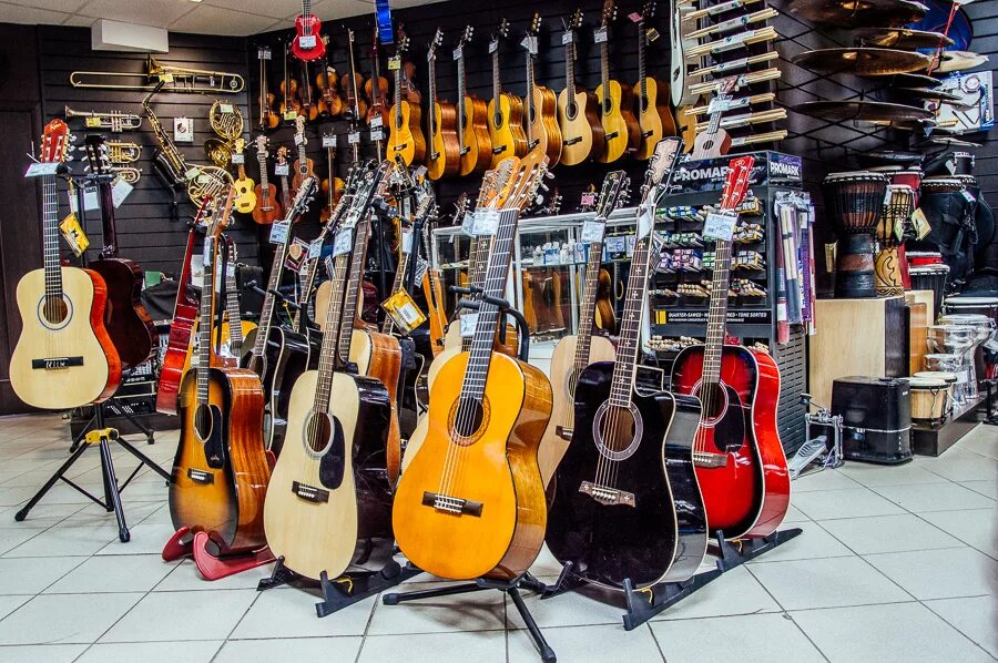 Куплю гитару адреса магазинов. Музыкальные инструменты. Музыкальный магазин. Музыкальные инструменты музыкальный магазин. Магазин гитар.