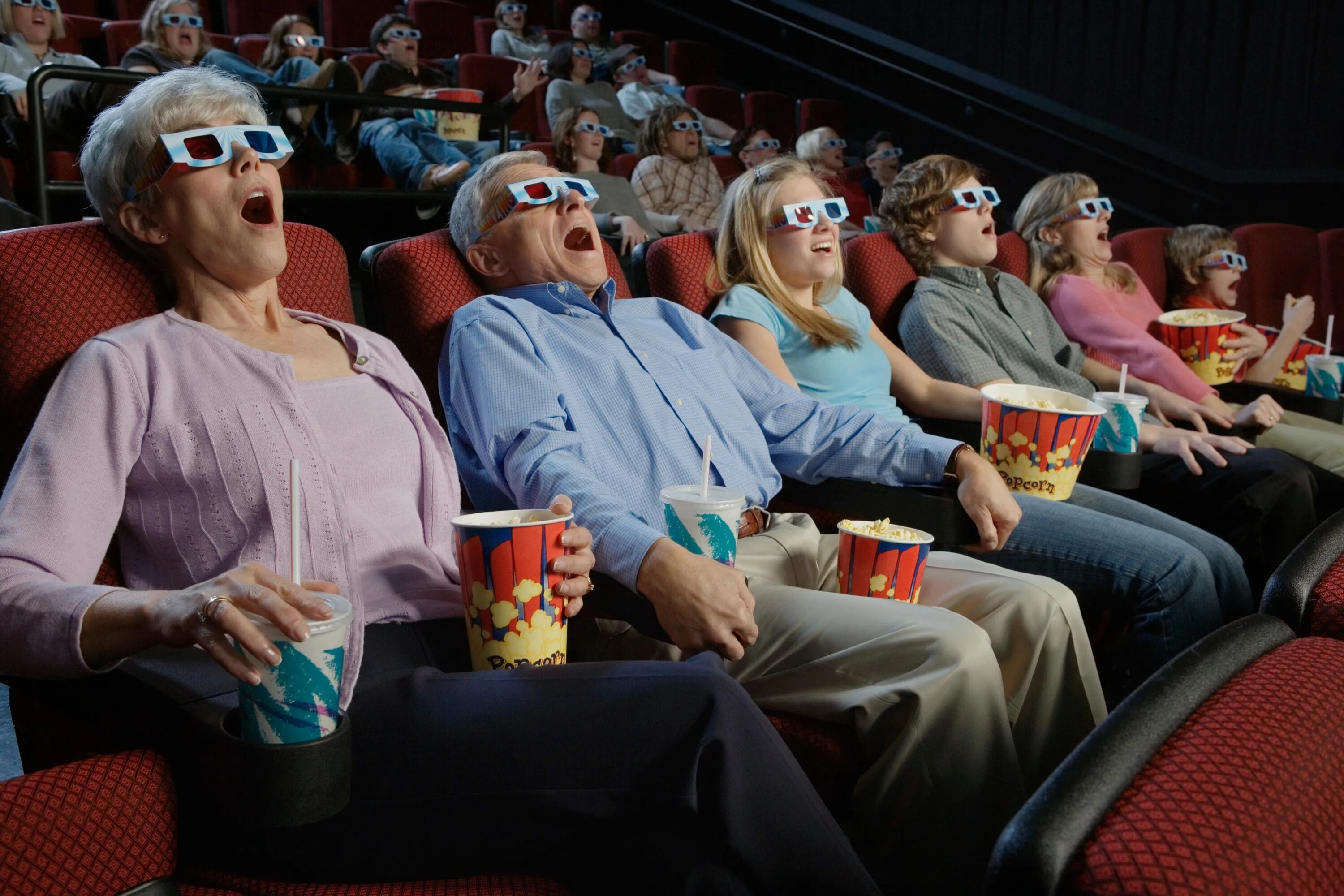 Кинотеатр утренний сеанс. 3d кинотеатр. зрители в кинотеатре. фотосессия в кинотеатре. люди в кинотеатре.