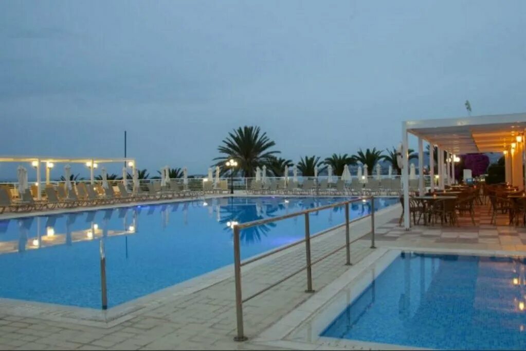 Queen's bay. Пафос кипр. Королева кипра картинка. Ашка пафос 8000. Кипр пафос фото туристов.
