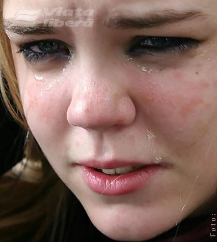 Плачущие девушки. Девочка плачет. Девушка рыдает. Заплаканное лицо девушки.