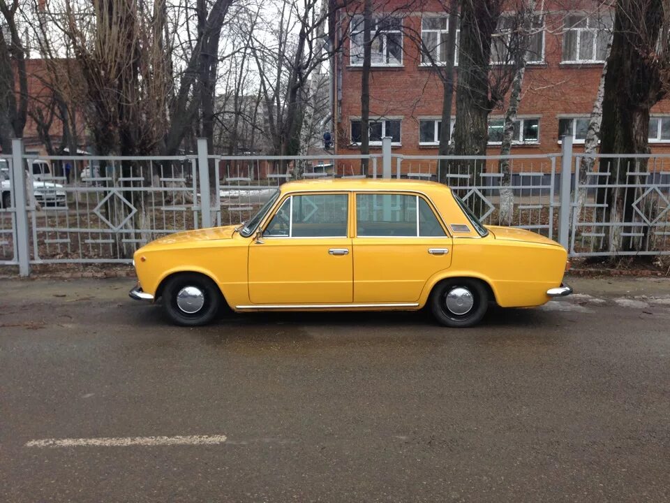 Колпаки ваз 2101 хром. Хром на ваз 2101. ваз 2101 с хромированными колпаками.