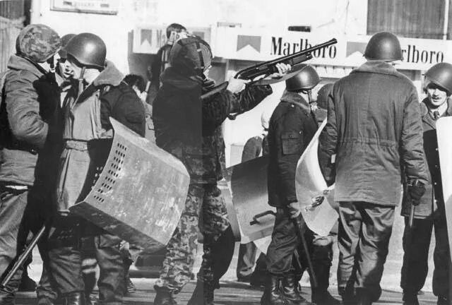 1993 год москва белый дом штурм. Белый дом 1993 год обстрел. 5 июня 1993. Обстрел белого дома 1993. Октябрьский путч 1993.