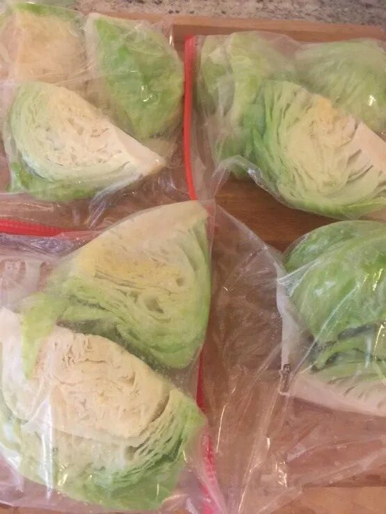 Заморозка капусты белокочанной. Заморозка капусты белокочанной. Заморозка капусты на зиму в морозилке. Овощные заготовки в морозилку. Можно заморозить нарезанную капусту.