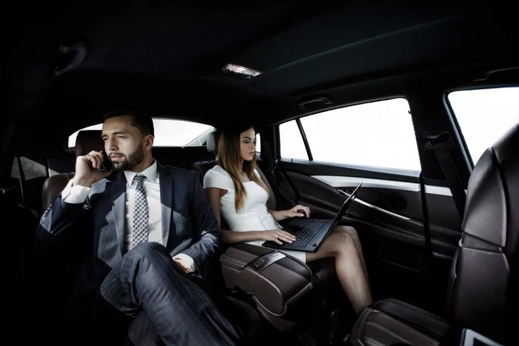 Bmw 7 series. Парень и девушка на заднем сиденье. Парни на заднем сиденье машины. Парни на заднем сиденье машины. Мужчина на заднем сидении.