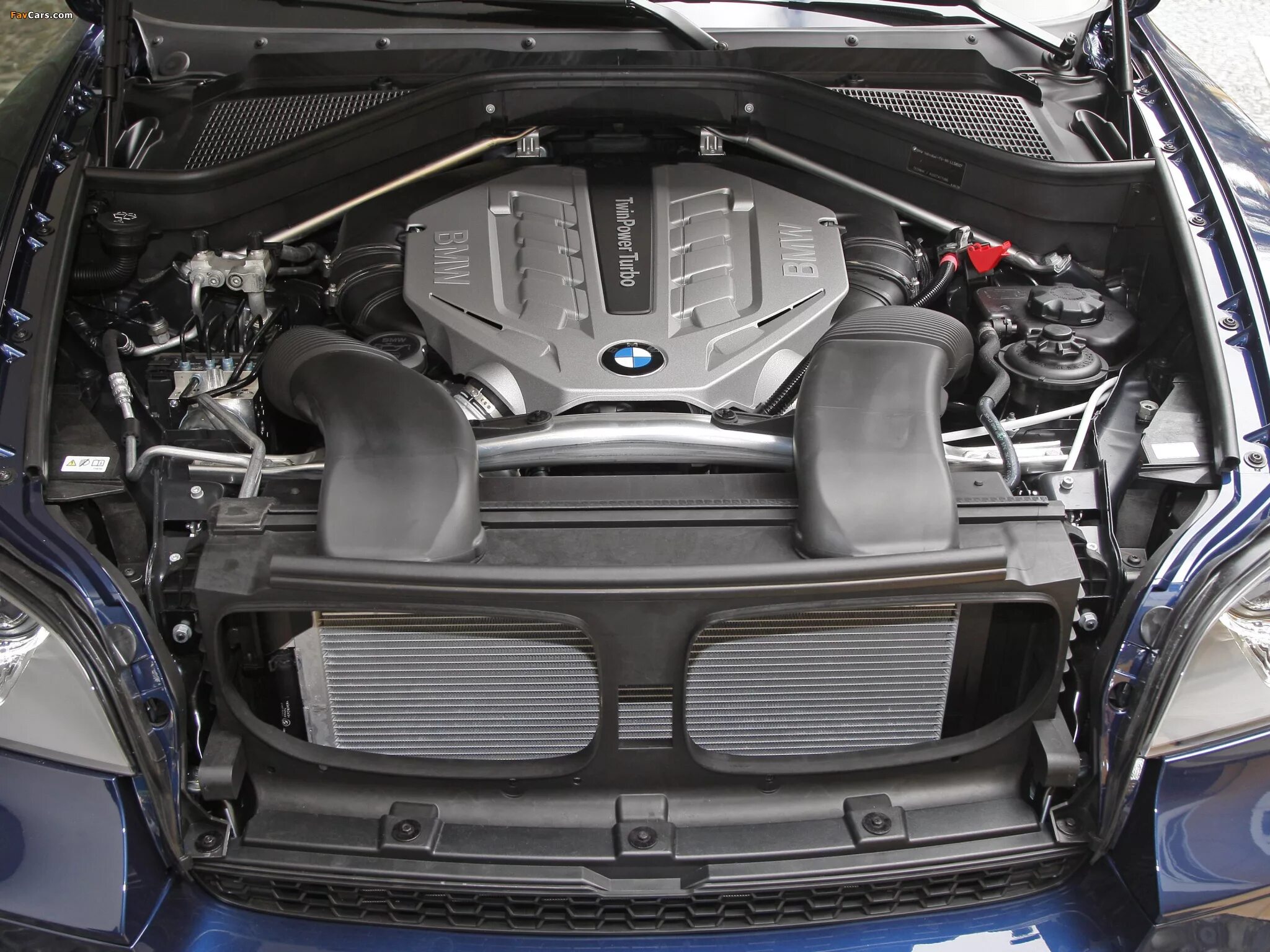 Двигатель х5 е53 3.0. Моторный отсек БМВ х5 е70 дизель. Мотор BMW x5 e70 3.0 дизель. Двигатель BMW x5 e70. Двигатель BMW x5m 4.4.