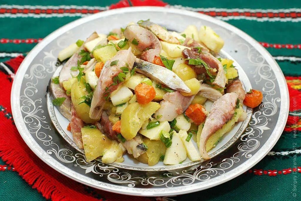 Рецепт салата с селедкой и картофелем. Салат из сельди и картошки. салат селедка с картошкой. картофельный салат с селедкой. салат с селёдкой и яблоком.
