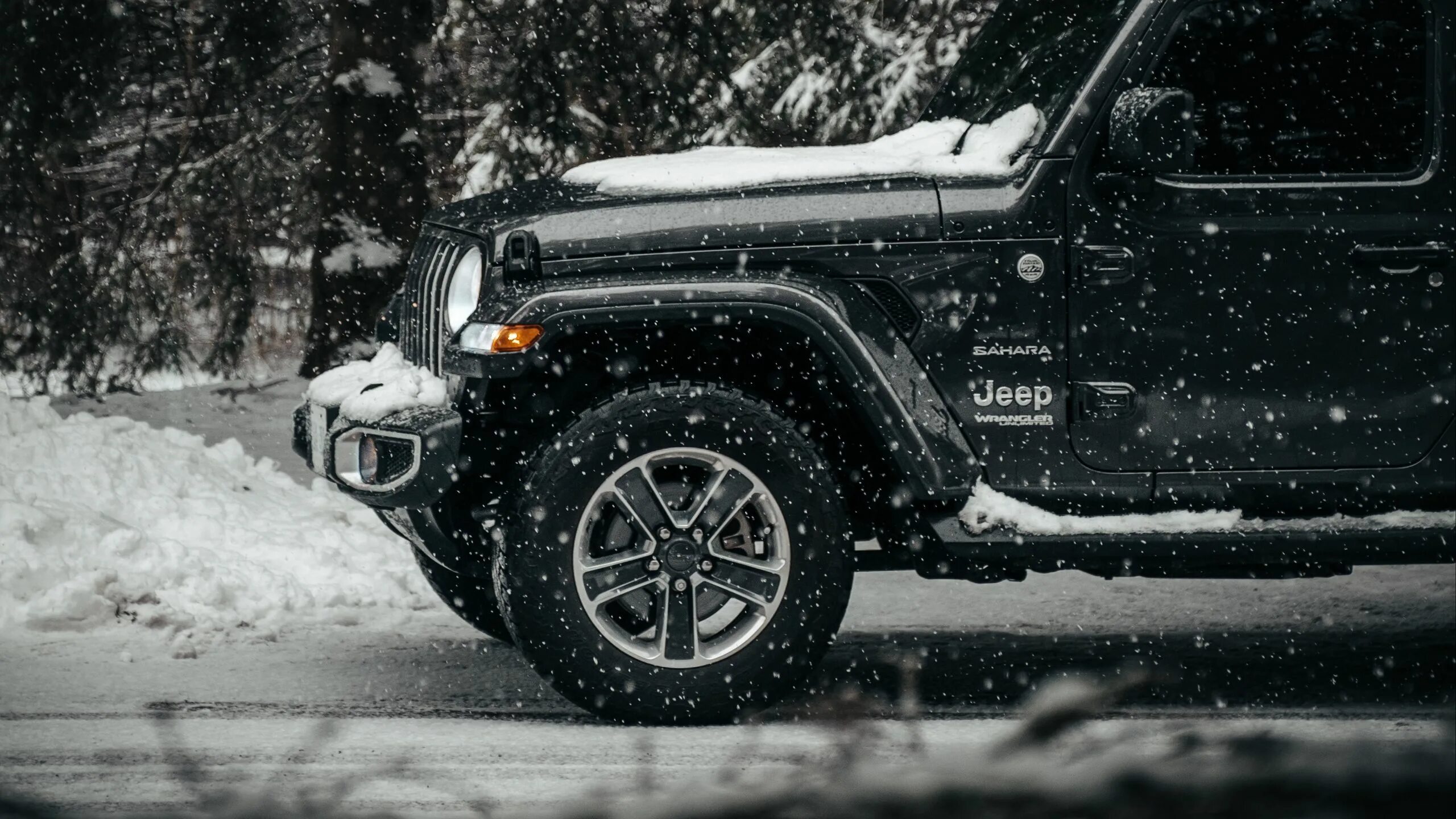 По садовому шуршит черный джип. Джип черный большой. Jeep cherokee iii. Джип чирок надпись. Черный джип.