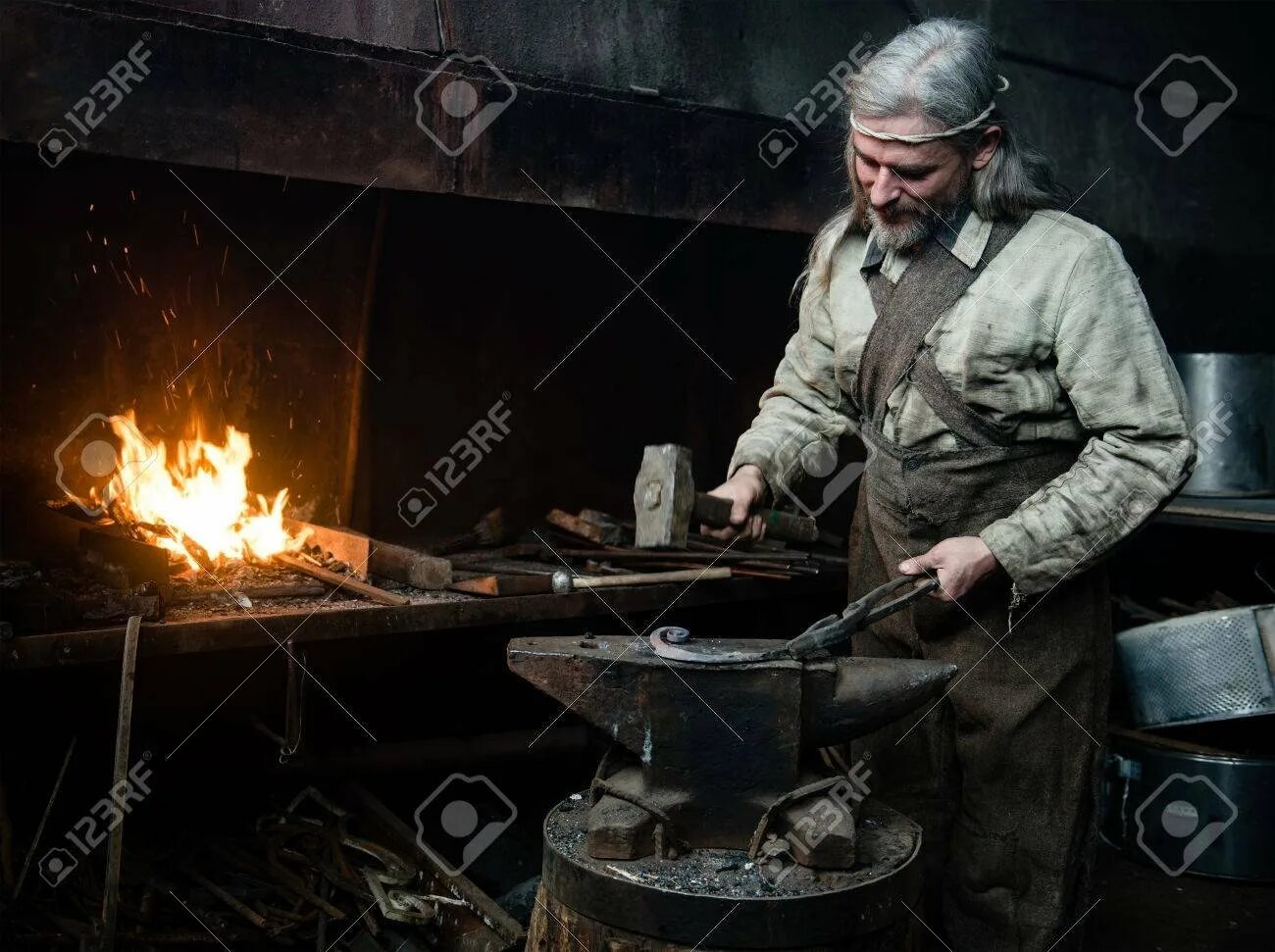 Кузнец профессия. Древние кузницы. Плахов лавр кузьмич в кузнице. Кузнец кует. Кузнец в кузне.