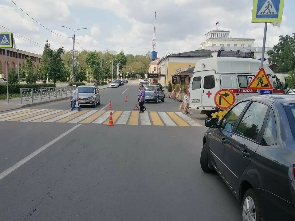 Смоленск переехали. Пешеходный переход. Нерегулируемый пешеходный переход. Машина на пешеходном переходе. Пешеходный переход вблизи.