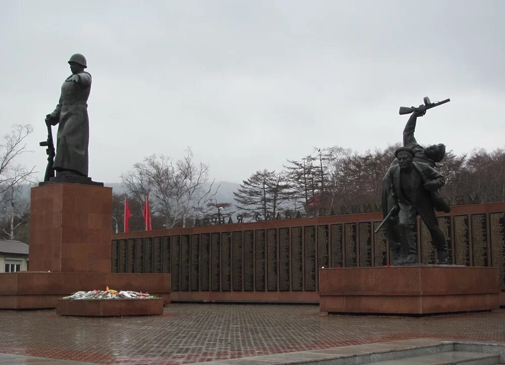 Памятник брестской крепости солдат с каской. Мемориальный комплекс площадь славы сахалина. Памятники находящиеся под угрозой. Памятники находящиеся под угрозой. Памятник кисе воробьянинову в пятигорске.