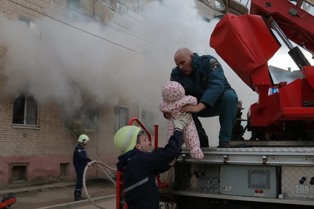 Выносит из пожара. Пожарные спасают людей. Спасение на пожаре. Пожарный спасает ребенка. Пожарные спасают людей из огня.