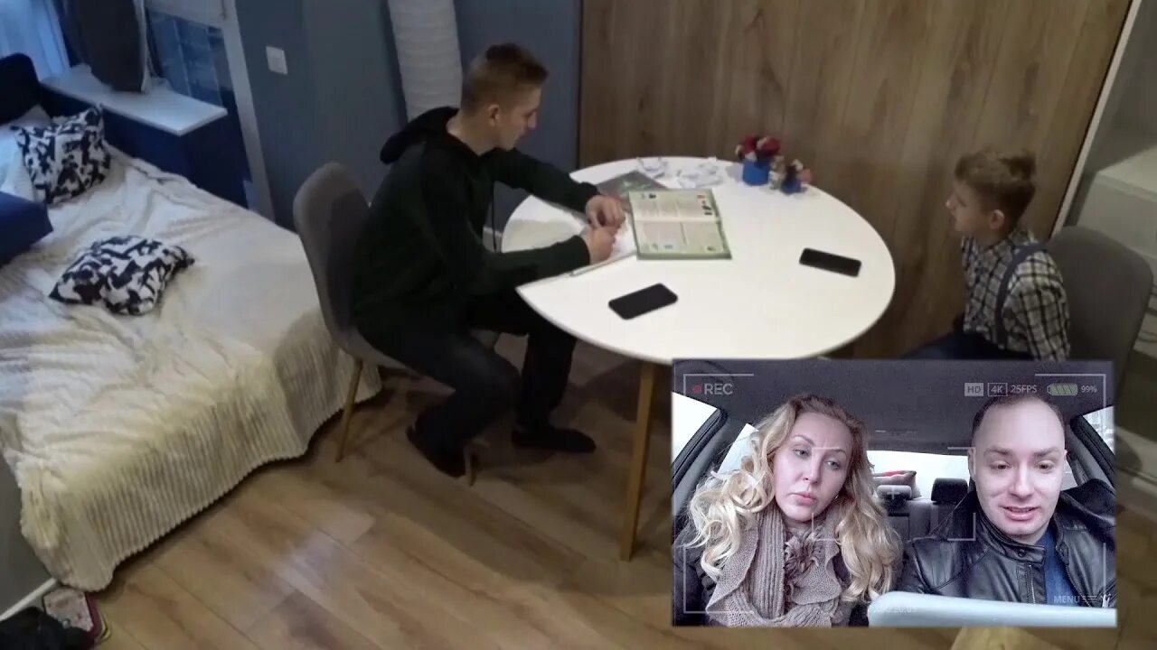 Старший издевается над младшим