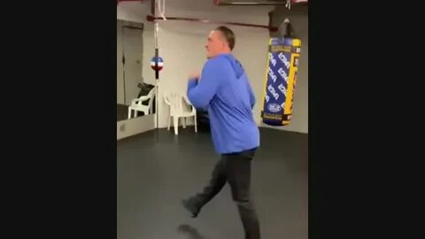 Усик танцует
