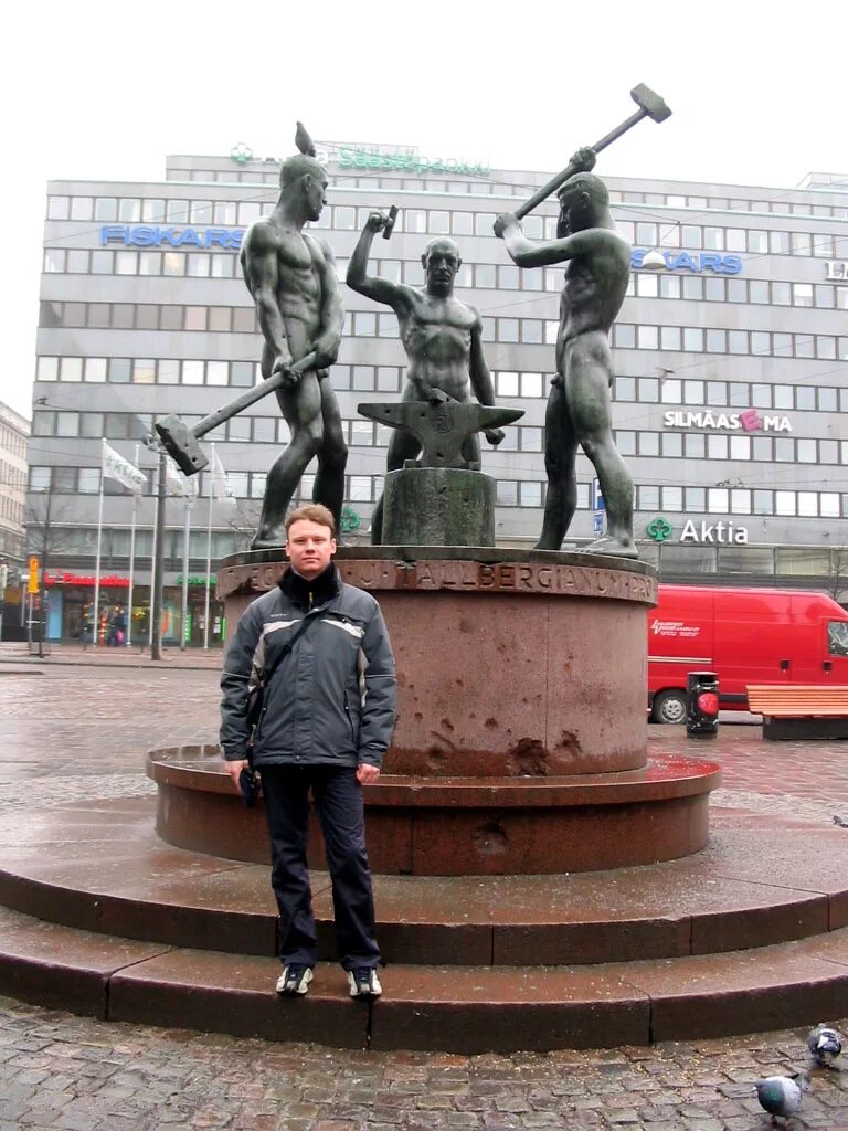 3. Памятник кузнецам в хельсинки. Кузнецы в хельсинки. Памятник кузнецам в хельсинки. 3 кузнеца.