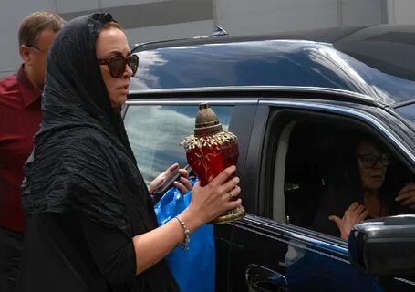 Ждёт Платона": Сестра Жанны Фриске рассказала о квартире умершей певицы 19.01.20