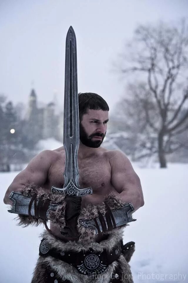 Cut warrior. Человек с копьем в руках. Мужчина с посохом. Cut warrior. Парень с мечом.