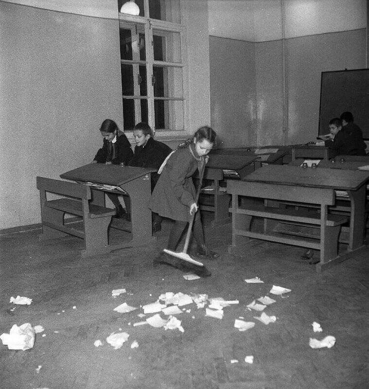 Москва школа интернат 1960. Урок в советской школе. Советские школы интернаты. Пионеры в советской школе. Школа интернат 70 москва.