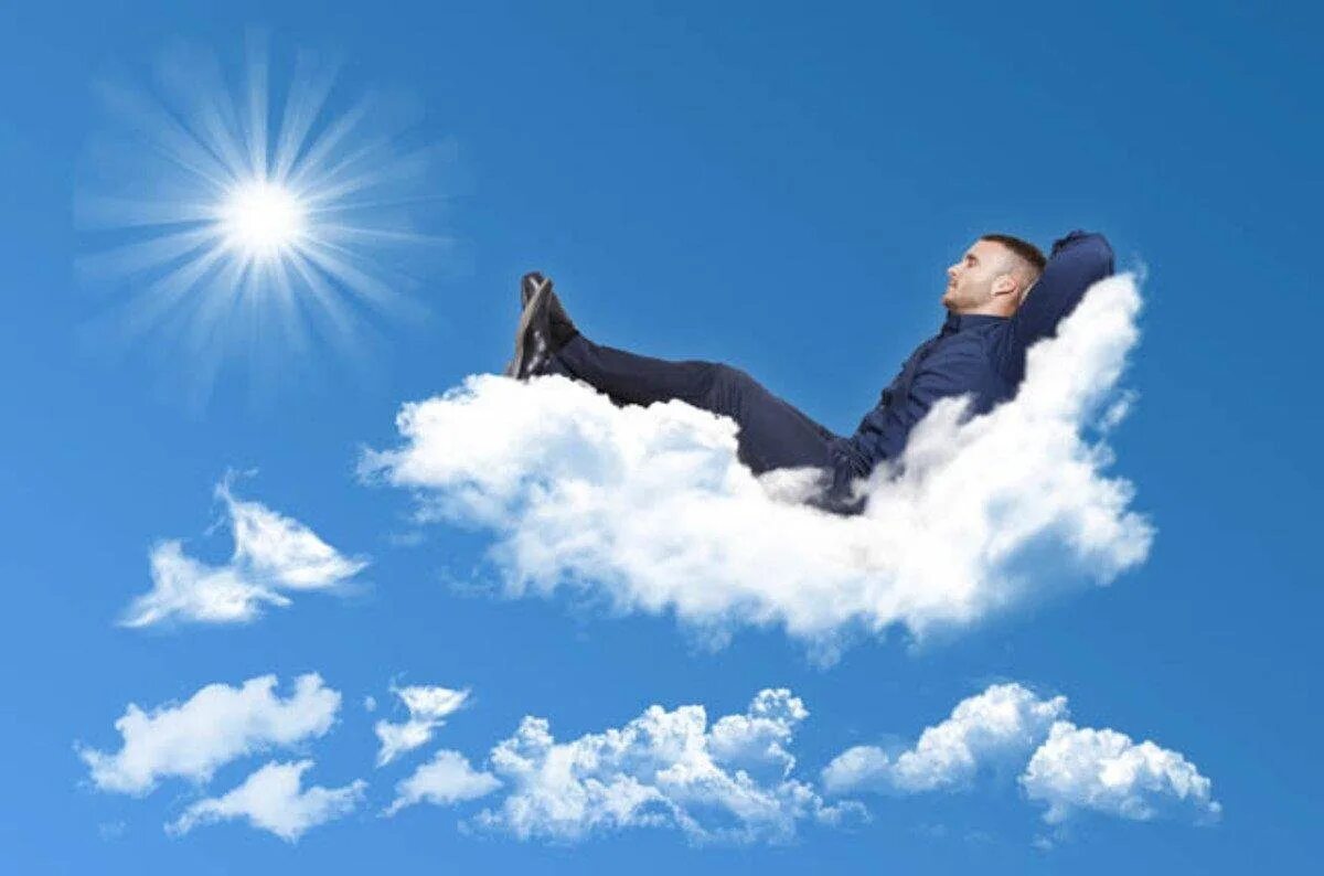 Человек на облаке. Человек с облачком. Человек лежит на облаке.