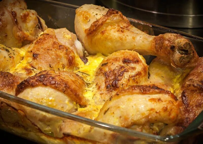 Картошка с мясом в стеклянной форме. Голени с картошкой в духовке. куриные голени с картошкой в духовке. голень запеченная в духовке с картошкой. картошка с курицей в духовке в стеклянной.