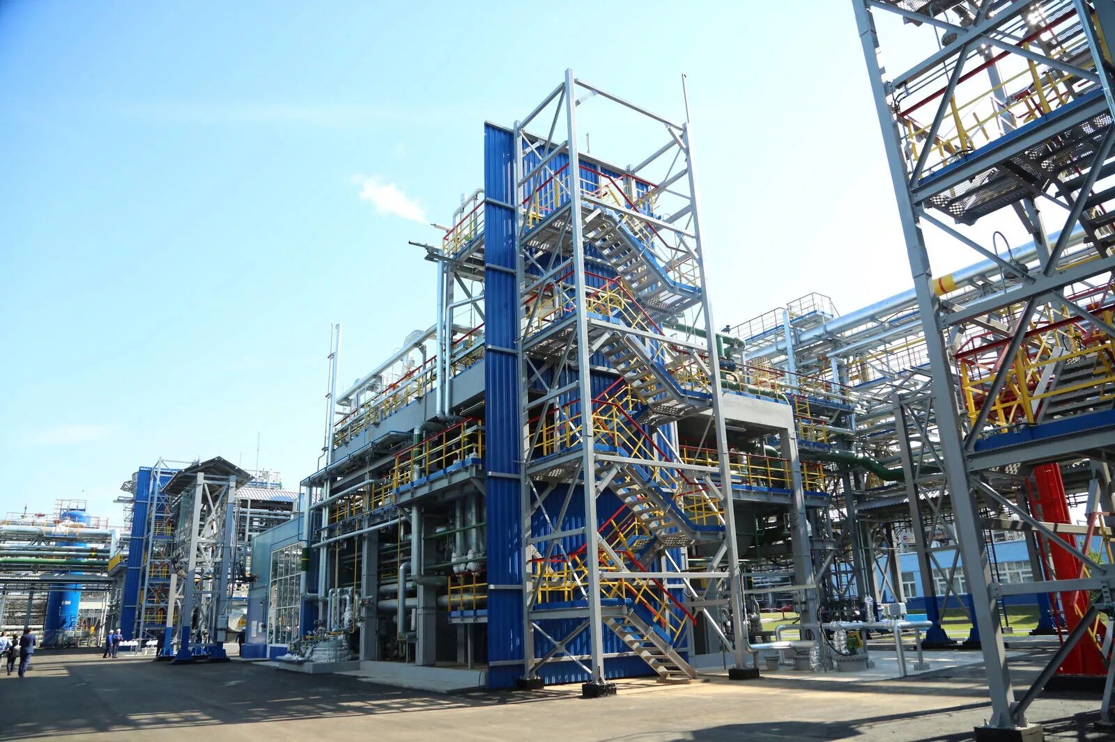 Химия завод нижнекамск. Нижнекамскнефтехим арена. Химия завод нижнекамск. Химзавод нижнекамск. Нижнекамск нефтехимик завод.