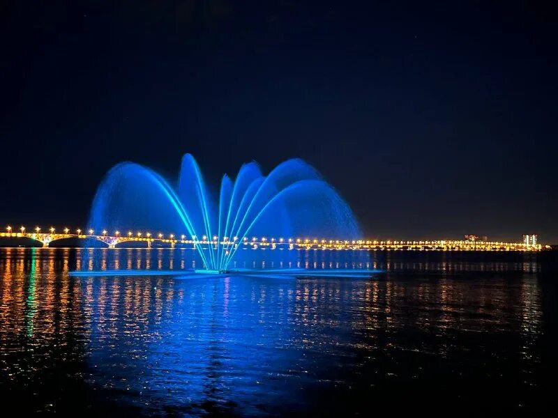 фонтан на набережной саратов сердце волги. поющий фонтан саратов набережная. сердце волги. набережная космонавтов саратов фонтан. сердце волги.