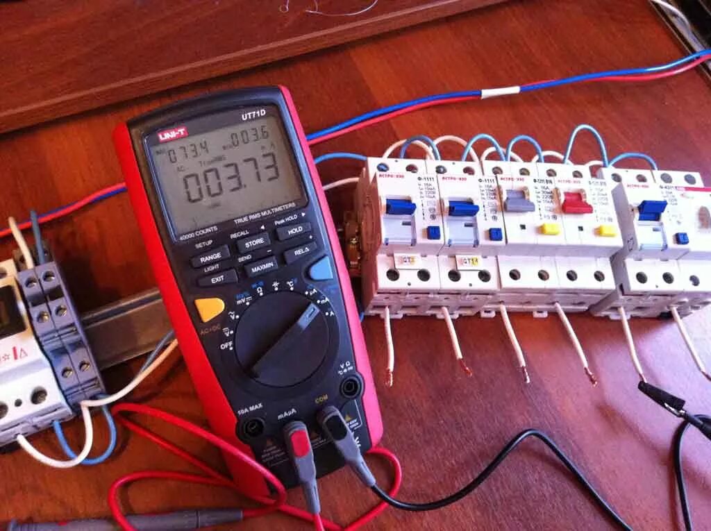 Утечка тока прибор. Тестер УЗО. Прибор для проверки УЗО И дифавтоматов. Прибор для проверки дифа. Исправность УЗО.
