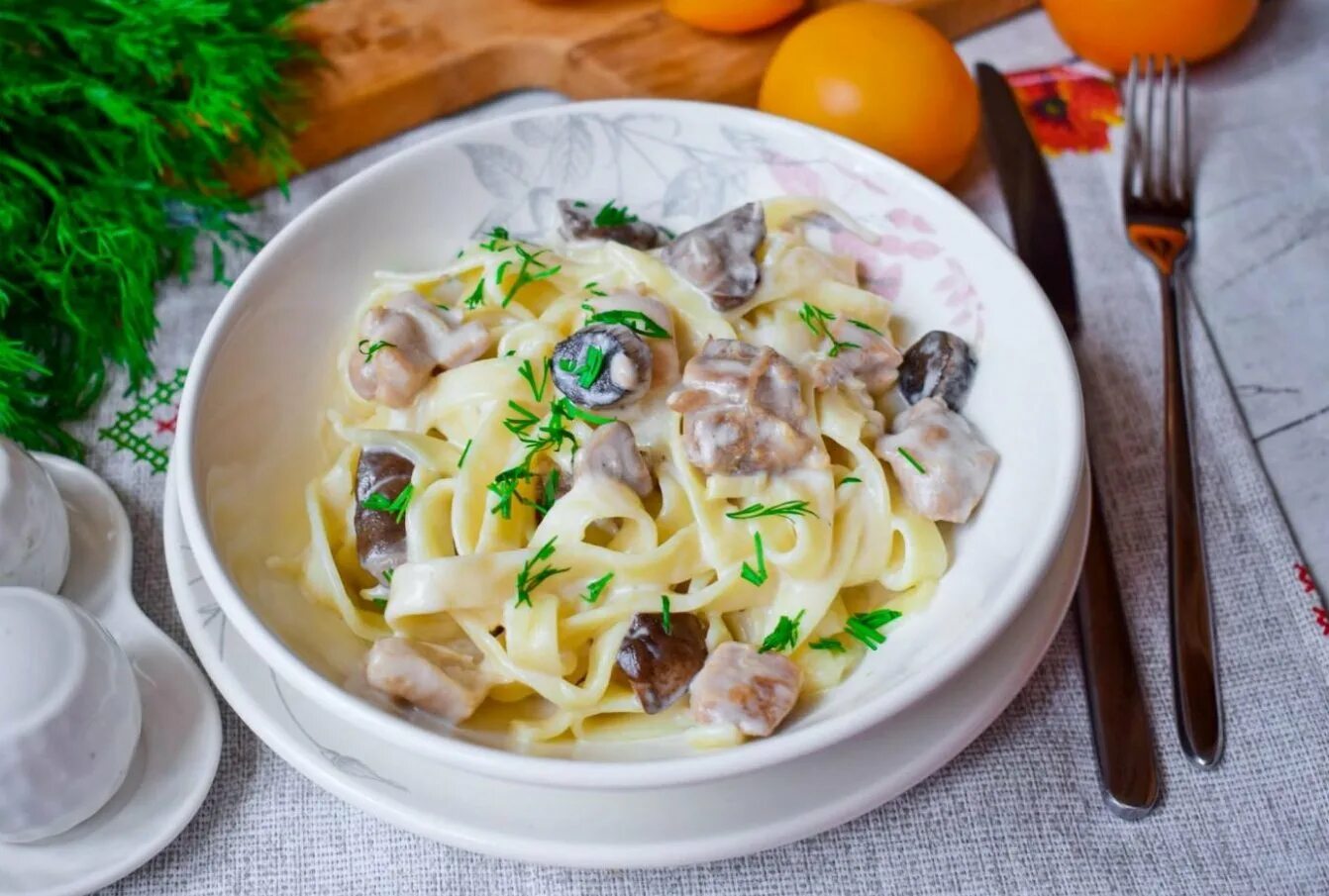 Макароны с грибами и курицей в сливочном. Грибная фетучини. паста феттучини с курицей и грибами. фетучини с грибами. паста феттуччине с курицей и грибами.