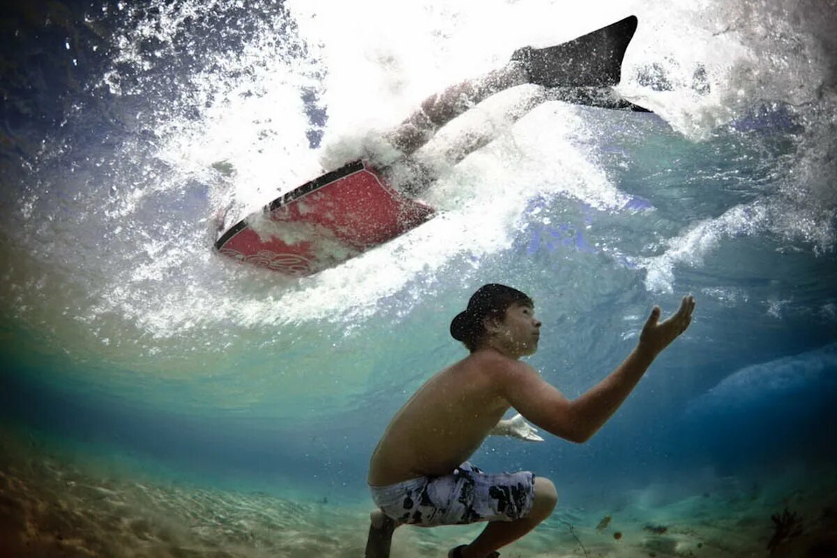 Человек с серфингом под водой. Очень странная вода. Креативная фотосессия с водой. Озеро мелиссани в греции. Необычные фото воды.