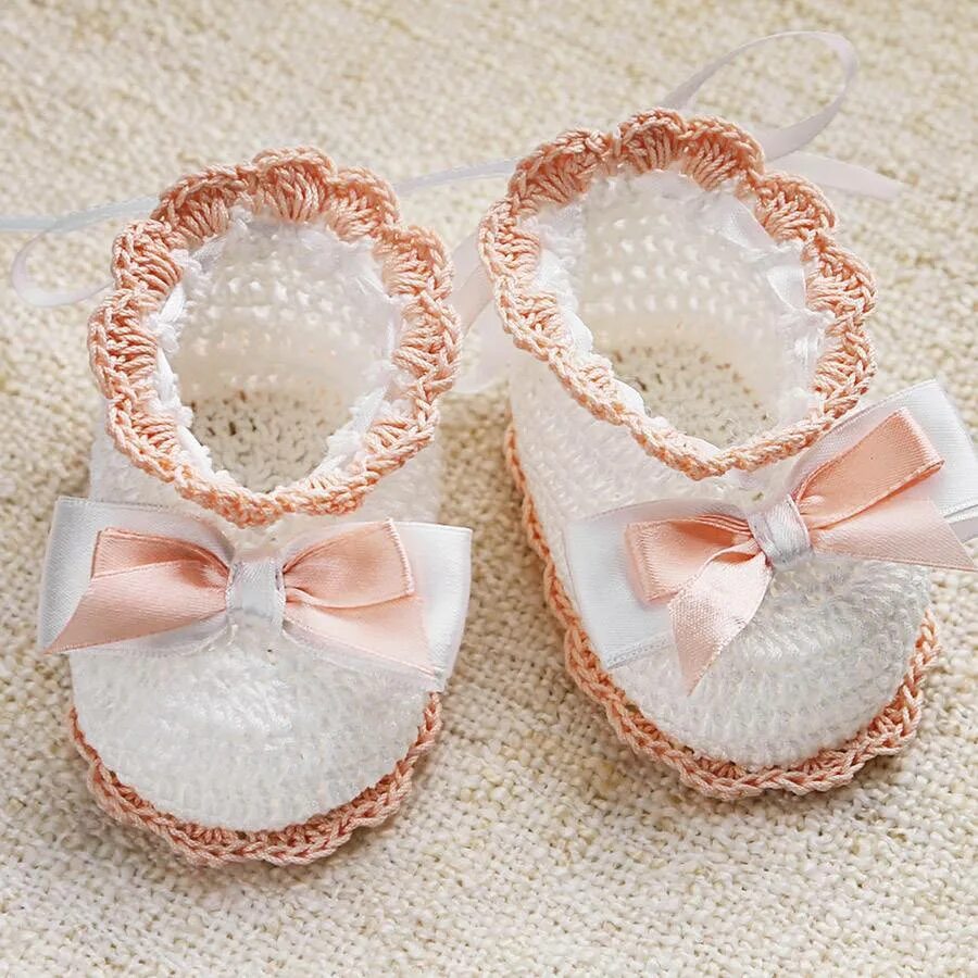 Ботинки для куклы. Туфельки крючком для девочки. Вязаные пинетки. Сделать пинетки. Пинетки для девочки новорожденной.