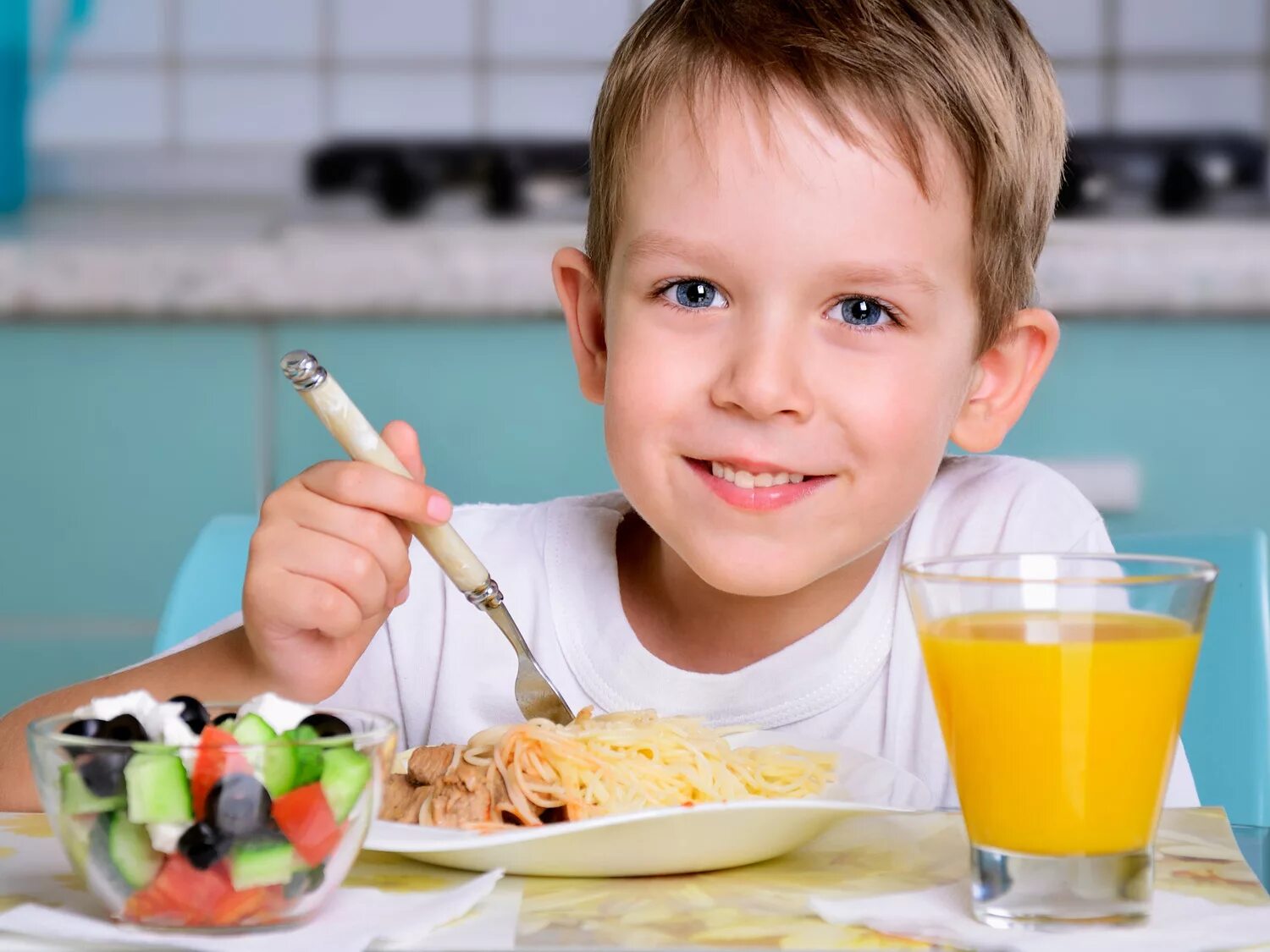 Что нужно есть чтобы был мальчик. Завтрак школьника. Здоровый завтрак для школьника. Еда для детей. Школьник кушает.