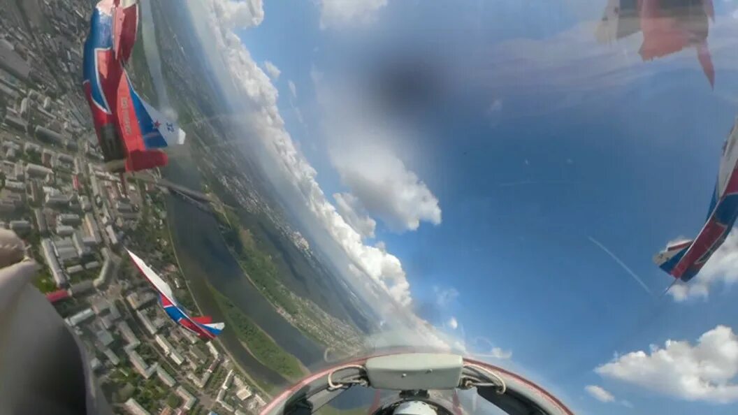 Что летает над кемерово. Стрижи над стадионом в нижнем новгороде. Стрижи над городом. Шар над. Что летает над кемерово.