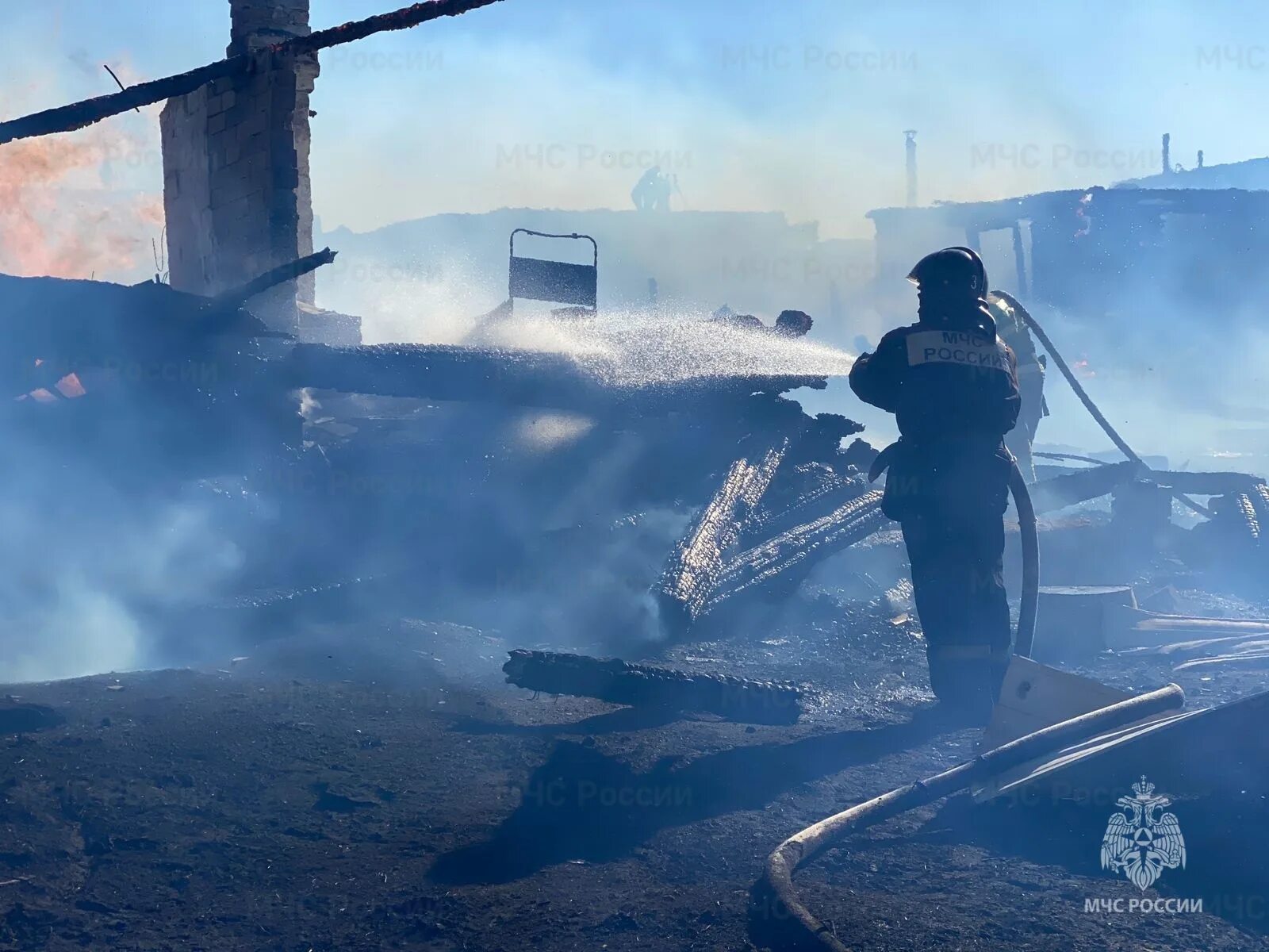 Что горит в чите сегодня. Пожары в забайкальском крае. пожар в жилом доме. дом горит. лесные пожары забайкальского края.