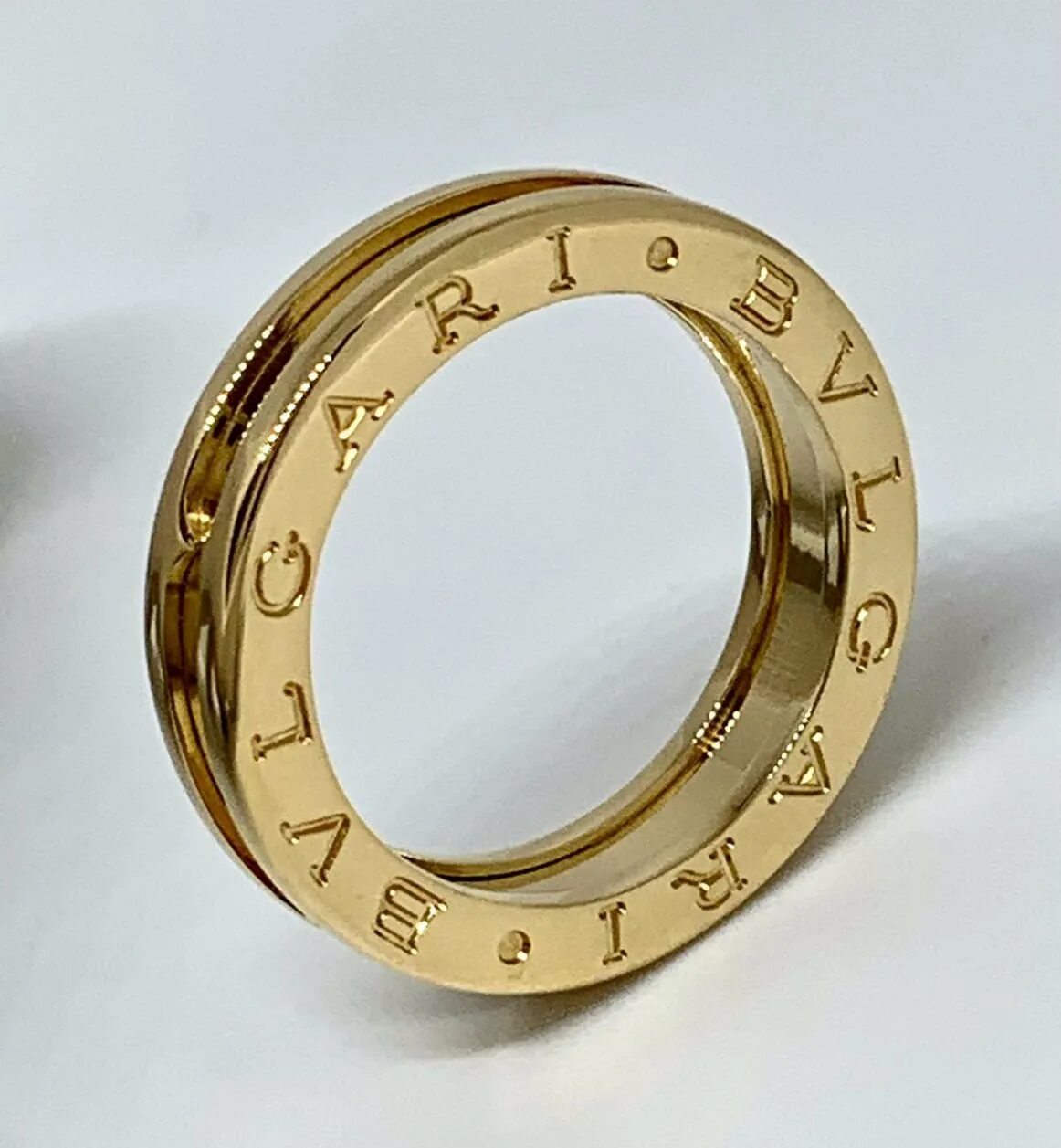 Золотое кольцо булгари. Кольцо Bvlgari 1515847. Кольцо булгари Тринити. Обручальные кольца булгари. Кольцо булгари Мистери.