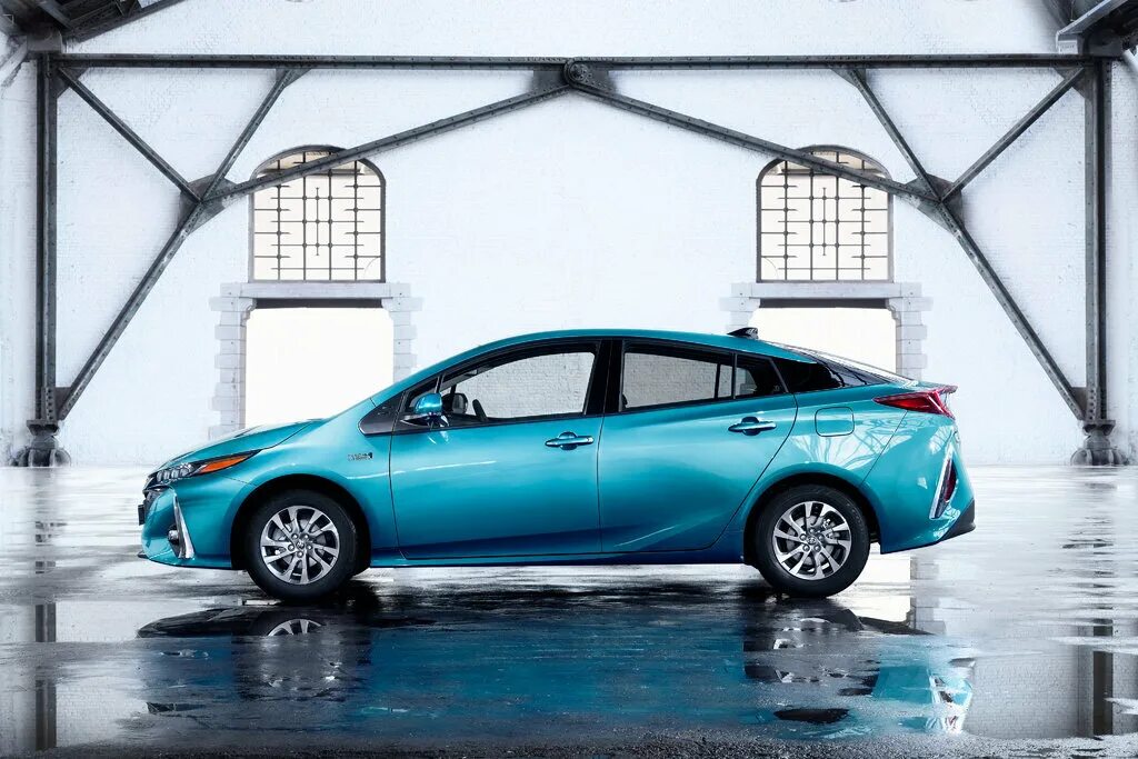 Новый тойота приус 2023. Тойота аурис спорт. Плюсы и минусы гибрида тойота. Toyota lineup. Тойота приус 2013.