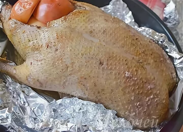Гусь в духовке в фольге. Гусь в духовке в фольге. Гусь в духовке в фольге. Гусь в духовке целиком в фольге. Гусь запеченный в духовке с картошкой.