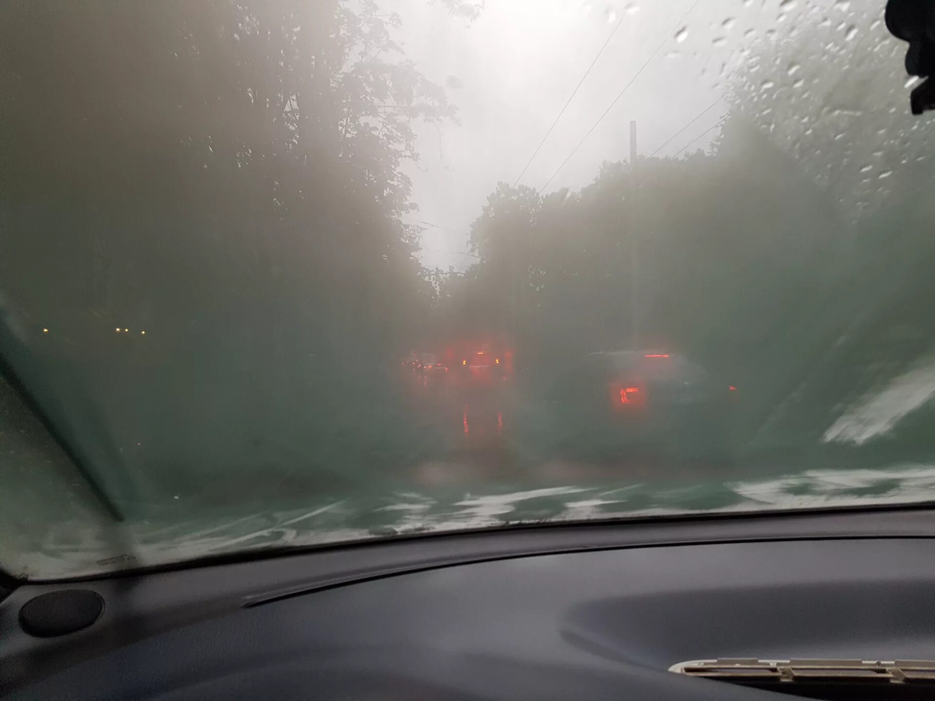 Машина запотевает в дождь. Запотевшее стекло автомобиля. Налет на лобовом стекле. Налет на лобовом стекле изнутри. Запотевшие окна в машине.