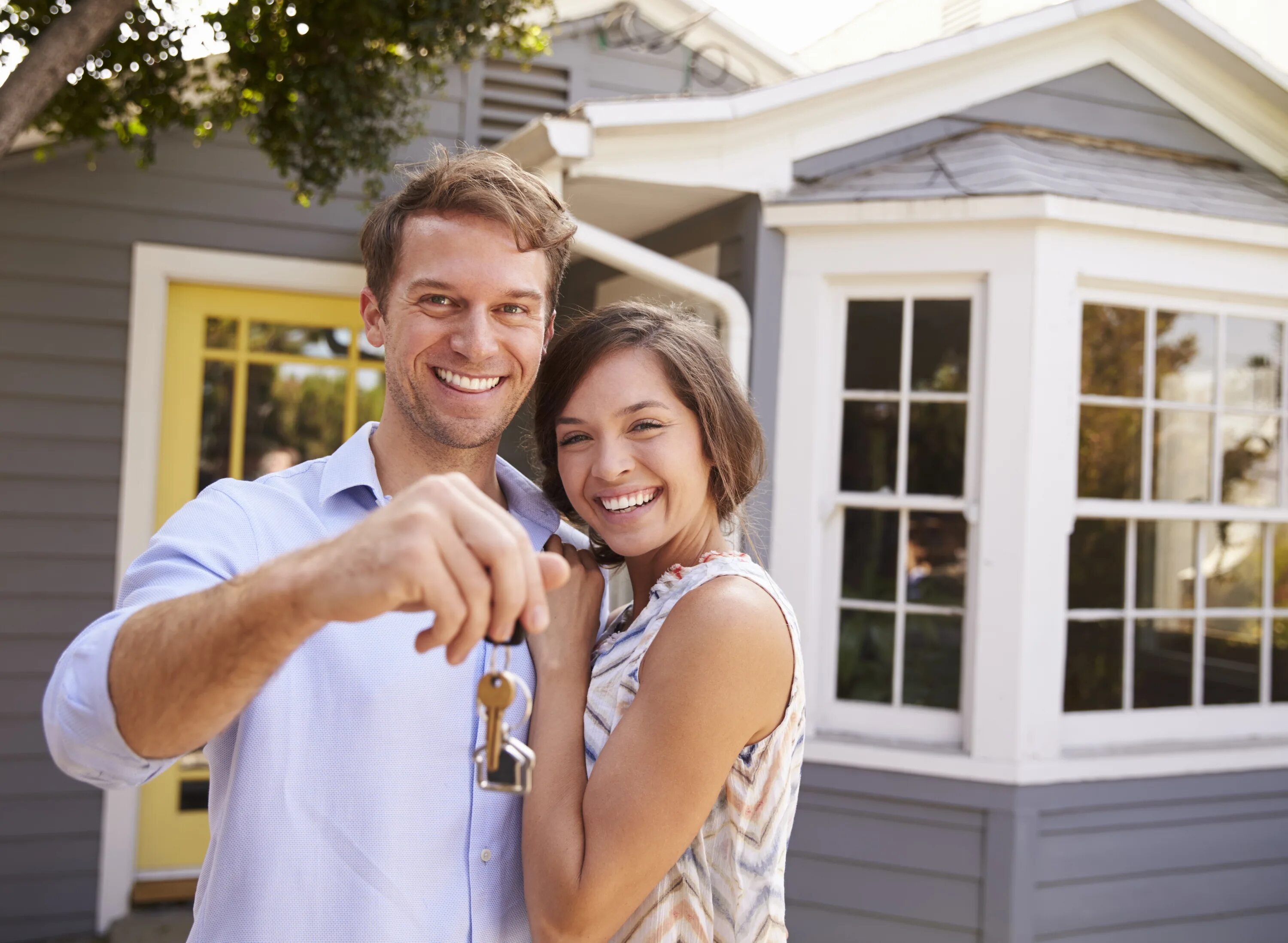 They bought a new house. Счастливые люди в доме. Человек в доме. Счастливая семья в доме. Люди в загородном доме.